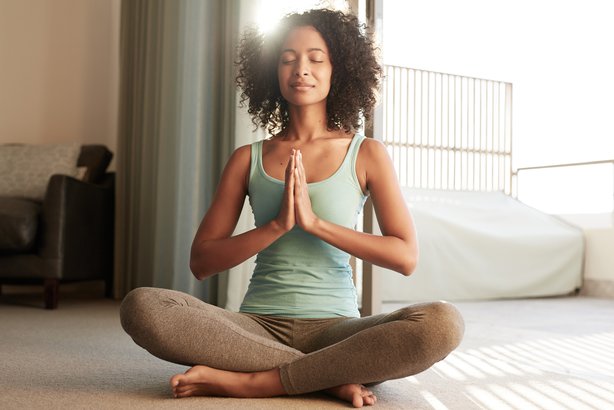 como relajarse en casa- meditación