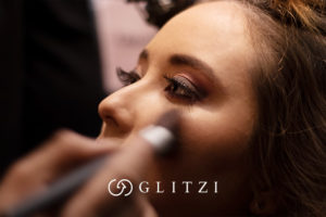 mujer maquillándose en Glitzi